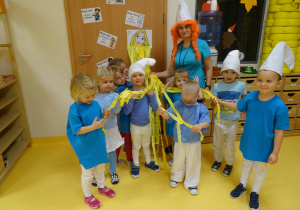 15 Dzieci trzymają żółte włosy Roszpunki